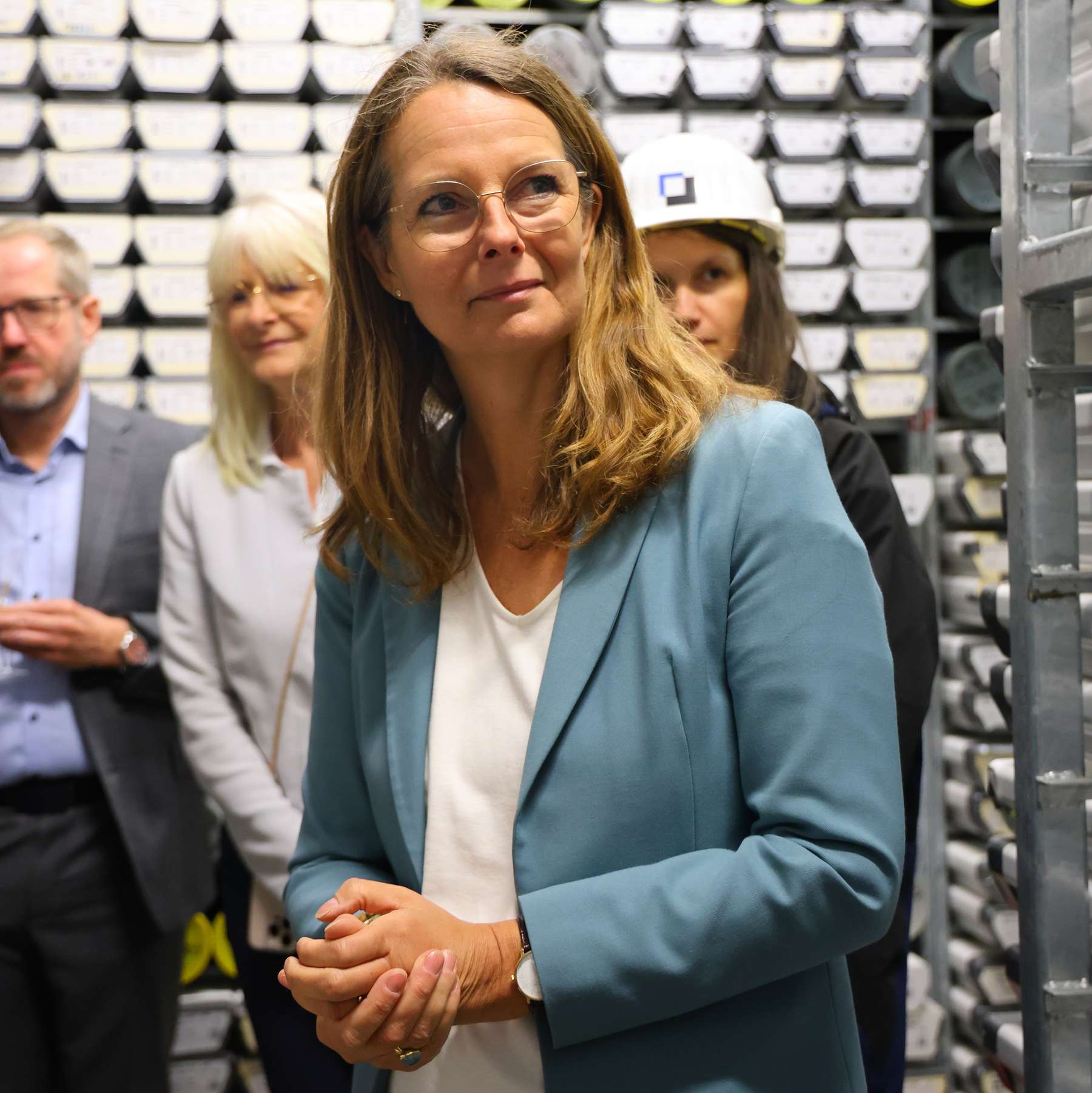 Das Ministerium für Wissenschaft, Kultur, Bundes – und Europaangelegenheiten M-V , hier Wissenschaftsministerin Bettina Martin im Bestandslager,  fördert die bauliche Erweiterung des Geobohrkernlagers per Koordination der Fördermittelbewilligung  Landesmi © 2025 Sabrina Scholz / WKM