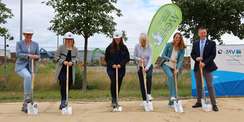 Erster Spatenstich zum Baubeginn der neuen Lagerhalle des IOW (v. r.): IOW-Direktor Oliver Zielinski, Wissenschaftsministerin Bettina Martin, IOW-Verwaltungsleiterin Beatrix Blabusch, Carmen-Alina Botezatu, Leiterin des Staatlichen Bau- und Liegenschaftsa © 2025 Sabrina Scholz / WKM