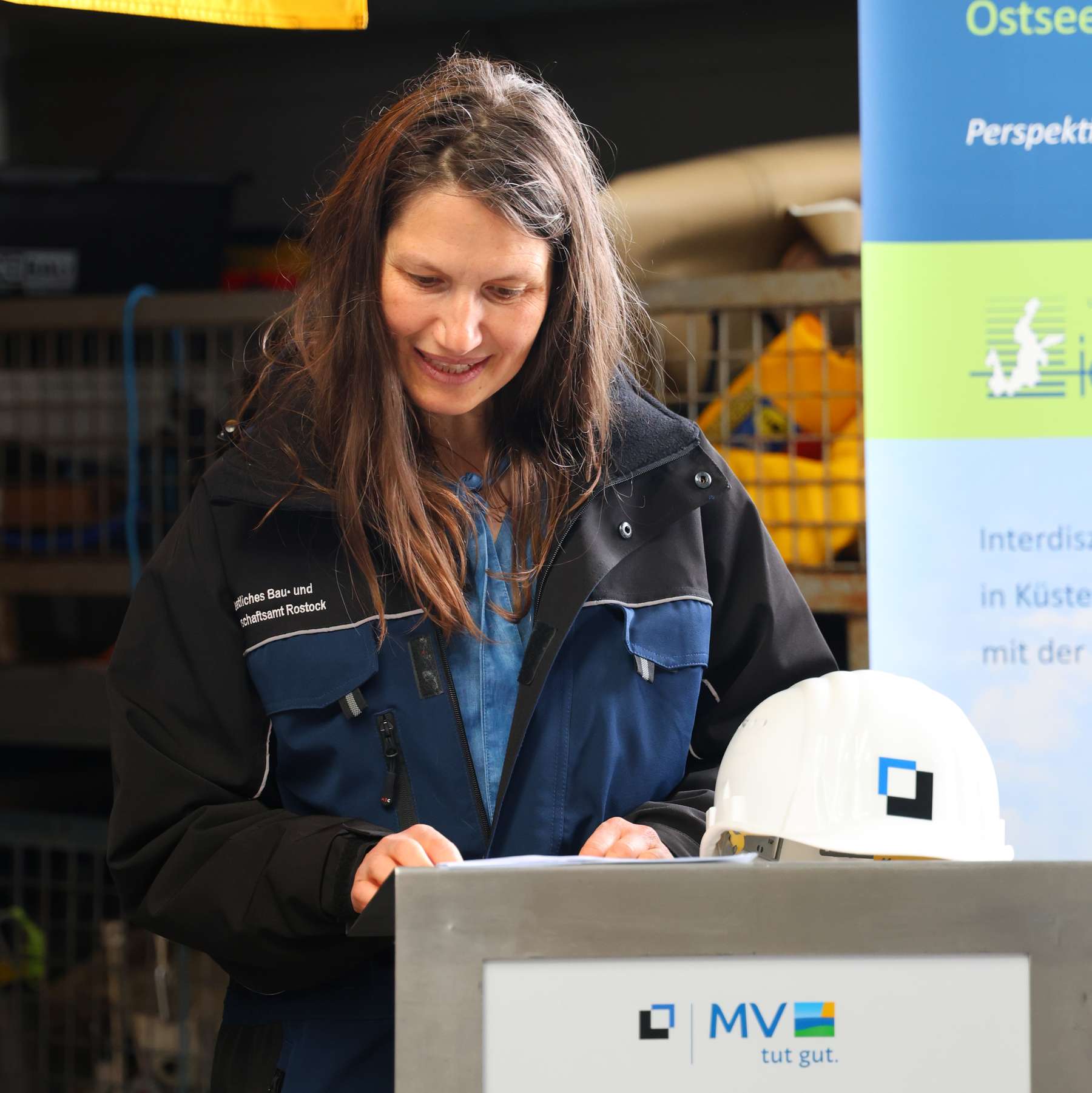 Carmen-Alina Botezatu, Leiterin des Staatlichen Bau- und Liegenschaftsamtes (SBL) begrüßt die Gäste zum Spatenstich und ist erfreut über die Anwesenheit  vieler bekannte Kooperationspartner des IOW und des SBL Rostock © 2025 Sabrina Scholz / WKM