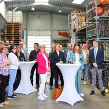 Die Gäste aus den Reihen des  IOW, der Landes- und Kommunalverwaltung aber der Universität, von Rostock Buisness und aus dem Koorperationsnetzwerk Ocean TechnologyCampus (OTC) freuen sich auf die Fortschreibung der baulichen Entwicklung im Fischereihafen © 2025 Sabrina Scholz / WKM