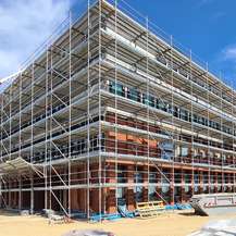 Süd-/Westansicht des Neubaus Polizeizentrum Neubrandenburg © 2025 Staatliches Bau- und Liegenschaftsamt Neubrandenburg