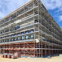 Blick auf die Süd-/Ostansicht des Polizeineubaus © 2025 Staatliches Bau- und Liegenschaftsamt Neubrandenburg