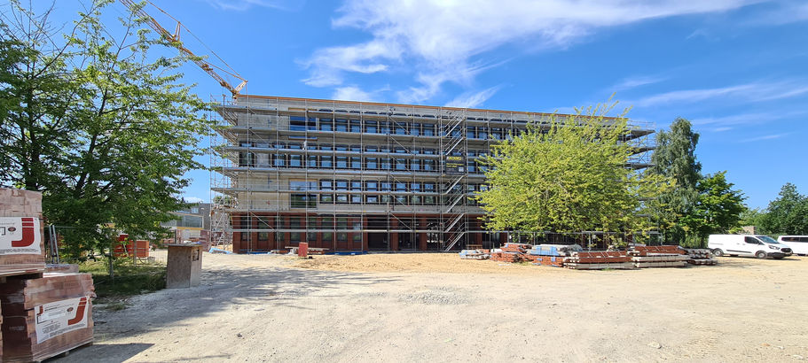 Ostansicht mit Haupteingang und Arkaden © 2025 Staatliches Bau- und Liegenschaftsamt Neubrandenburg