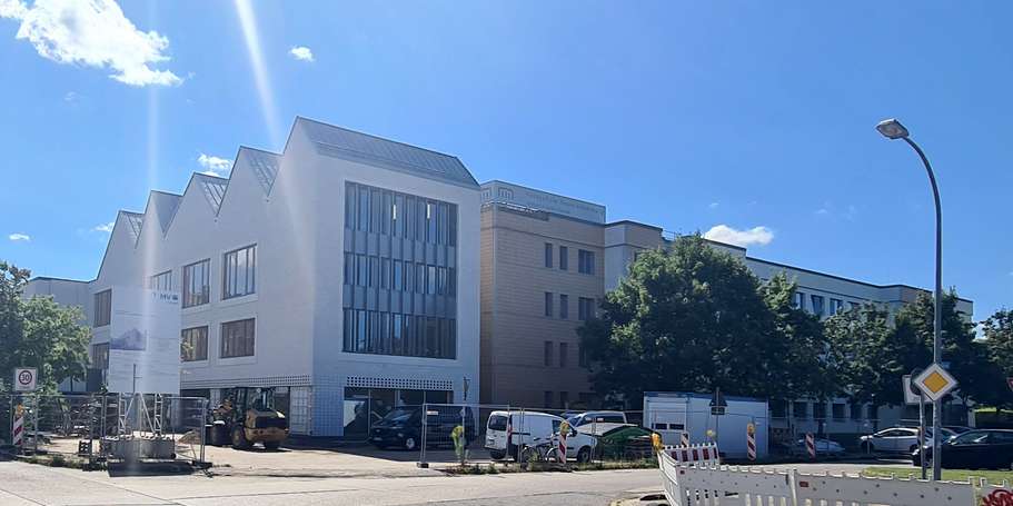 Blick auf die Baustelle des Erweiterungsbaus der Hochschulbibliothek © 2025 Staatliches Bau- und Liegenschaftsamt Neubrandenburg