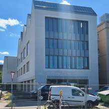 Blick auf den Erweiterungsbau der Bibliothek mit dem großen Fensterfeld, das Ein- und Ausblicke gewährt. © 2025 Staatliches Bau- und Liegenschaftsamt Neubrandenburg