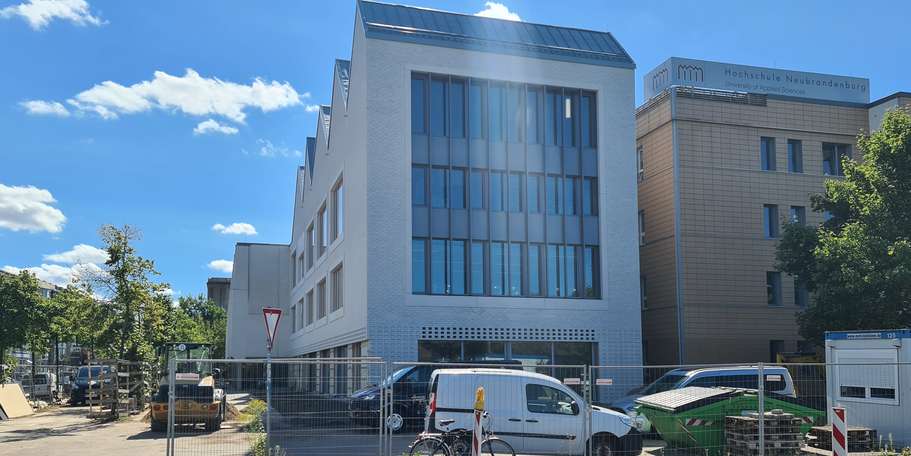 Blick auf den Erweiterungsbau der Bibliothek mit dem großen Fensterfeld, das Ein- und Ausblicke gewährt. © 2025 Staatliches Bau- und Liegenschaftsamt Neubrandenburg