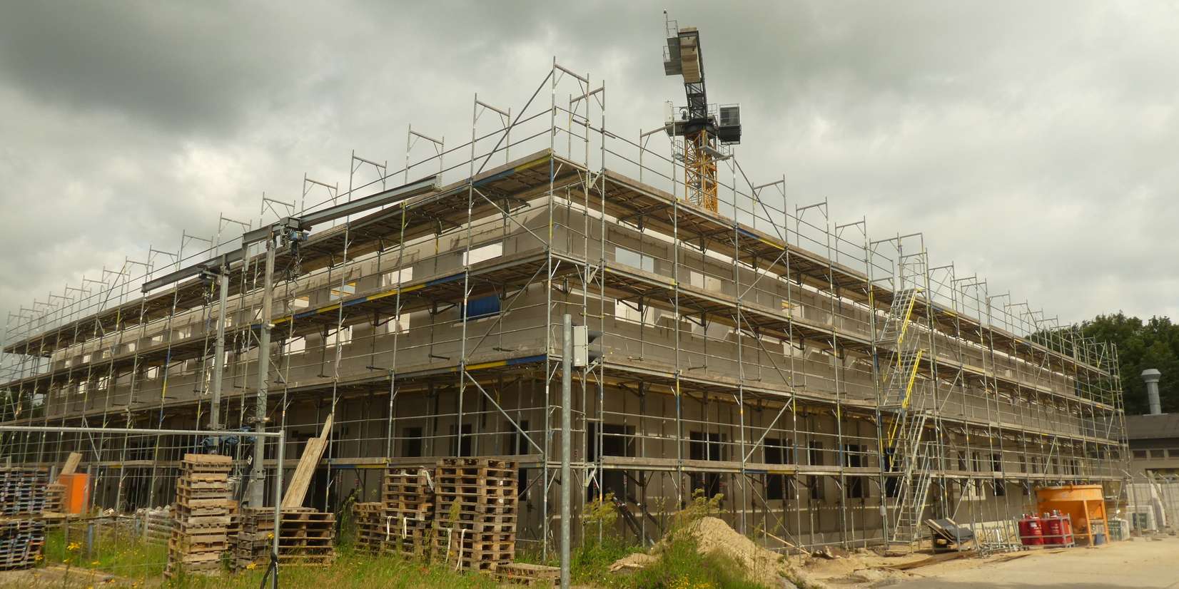 Blick auf den eingerüsteten Rohbau © 2025 SBL Rostock