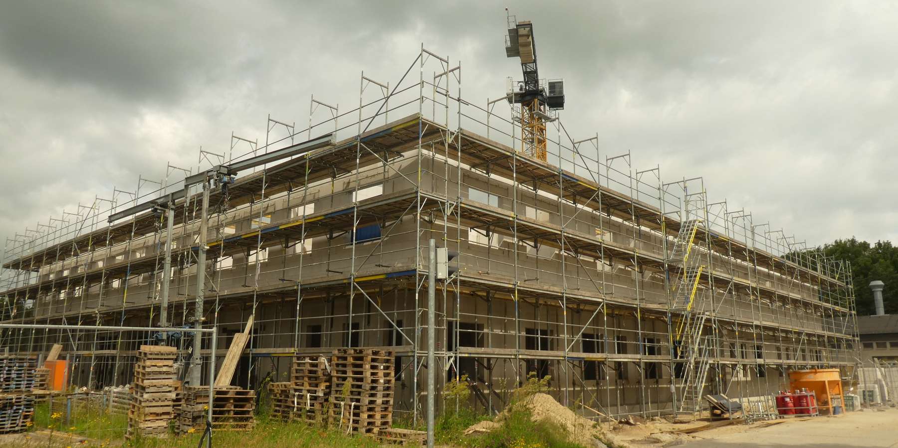 Blick auf den eingerüsteten Rohbau © 2025 SBL Rostock