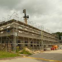 Blick auf den eingerüsteten Rohbau © 2025 SBL Rostock