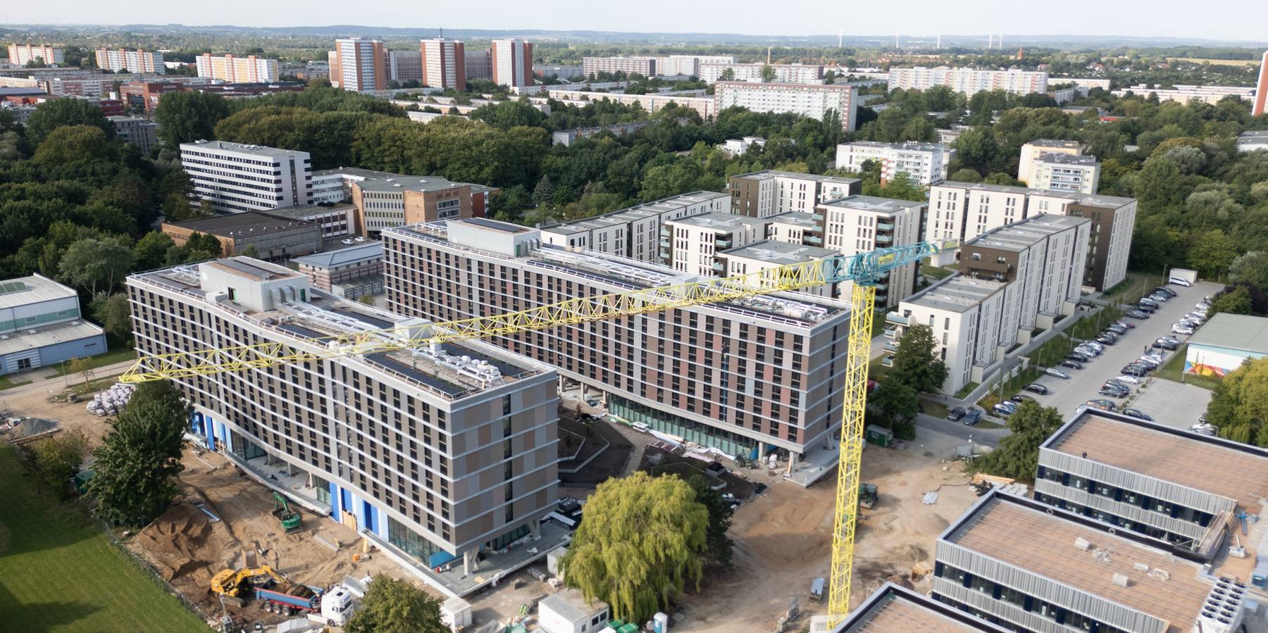 Ein Kran dreht sich noch: Blick aus Nordost auf die Baustelle © 2025 SBL-MV (Ministerium für Finanzen und Digitalisierung Mecklenburg-Vorpommern)