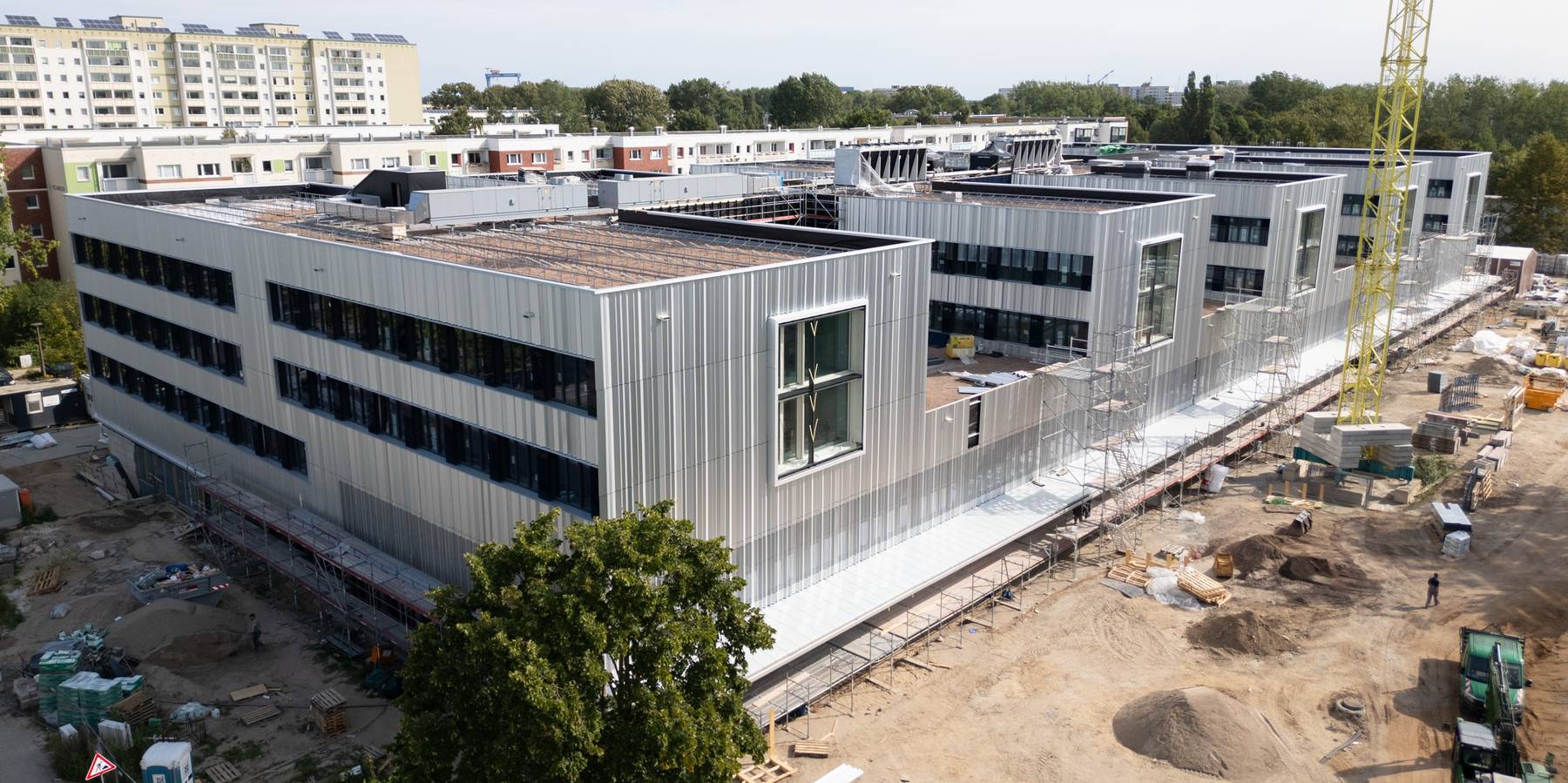 Markante Fassade des Lehrgebäudes u. a. mit Audimax, Seminarräumen, Bibliothek, Mensa und Cafeteria © 2025 SBL-MV (Ministerium für Finanzen und Digitalisierung Mecklenburg-Vorpommern)