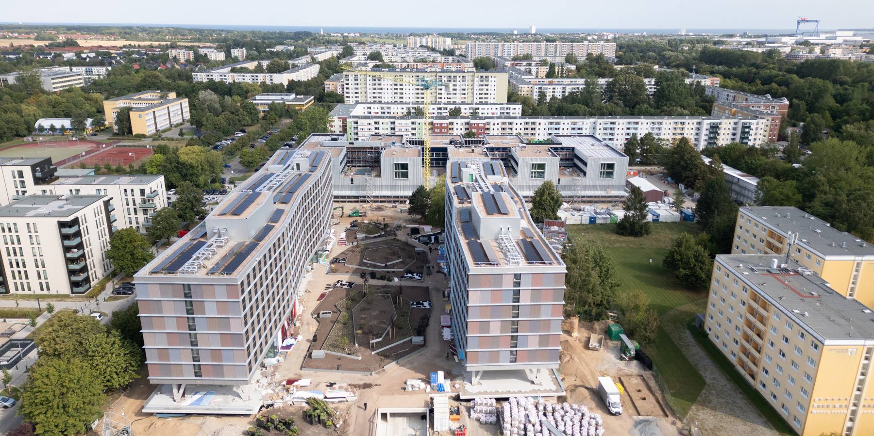 Blick aus südlicher Richtung auf den Campus: Im Vordergrund die beiden Wohngebäude © 2025 SBL-MV (Ministerium für Finanzen und Digitalisierung Mecklenburg-Vorpommern)