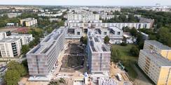 Blick aus südlicher Richtung auf den Campus: Im Vordergrund die beiden Wohngebäude © 2025 SBL-MV (Ministerium für Finanzen und Digitalisierung Mecklenburg-Vorpommern)