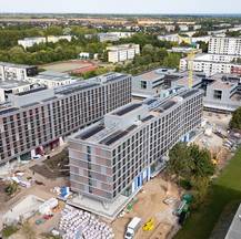 Blick aus Südwest auf die Wohngebäude mit der besonderen Fassade aus Holz © 2025 SBL-MV (Ministerium für Finanzen und Digitalisierung Mecklenburg-Vorpommern)
