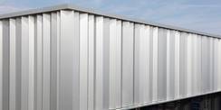 Strichcodes! Gefaltetes Metall in der Fassade erinnert an Strichcodes - ein wesentliches Element im Handel für die Zuordnung von Waren © 2025 SBL-MV (Ministerium für Finanzen und Digitalisierung Mecklenburg-Vorpommern)