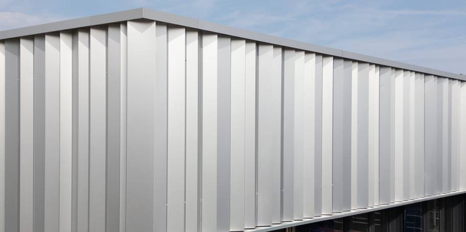 Strichcodes! Gefaltetes Metall in der Fassade erinnert an Strichcodes - ein wesentliches Element im Handel für die Zuordnung von Waren © 2025 SBL-MV (Ministerium für Finanzen und Digitalisierung Mecklenburg-Vorpommern)