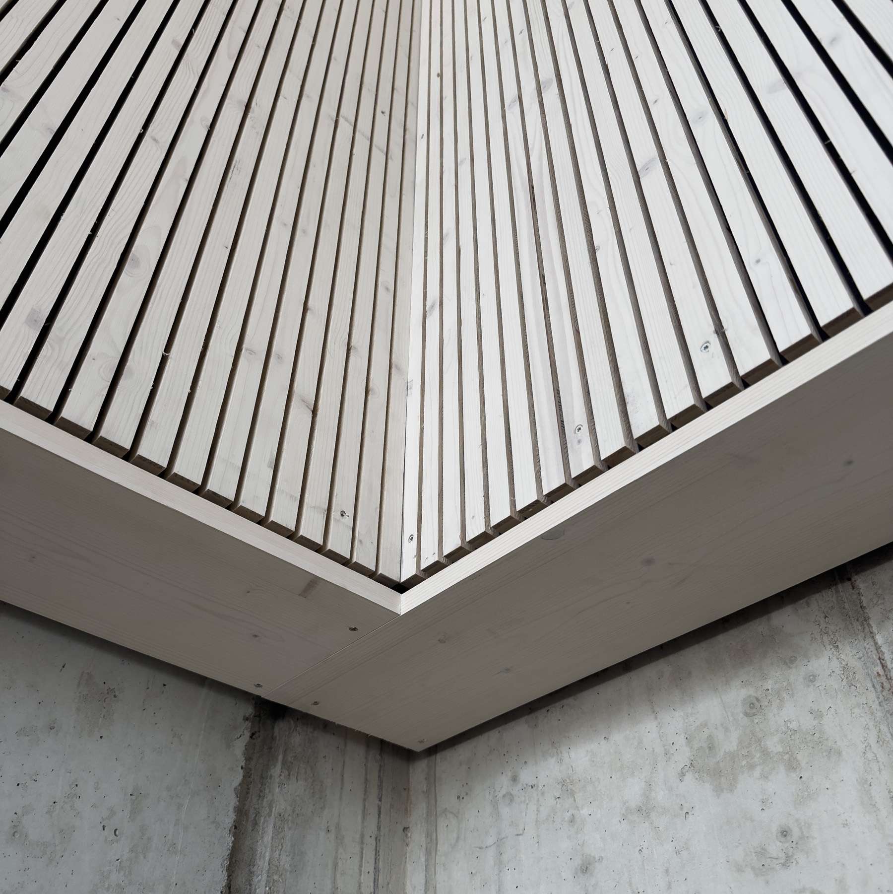 Sichtbeton und Wandverkleidung im Hörsaal © 2025 SBL-MV (Ministerium für Finanzen und Digitalisierung Mecklenburg-Vorpommern)