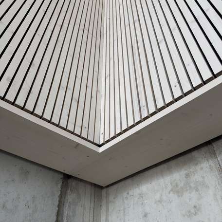 Sichtbeton und Wandverkleidung im Hörsaal © 2025 SBL-MV (Ministerium für Finanzen und Digitalisierung Mecklenburg-Vorpommern)