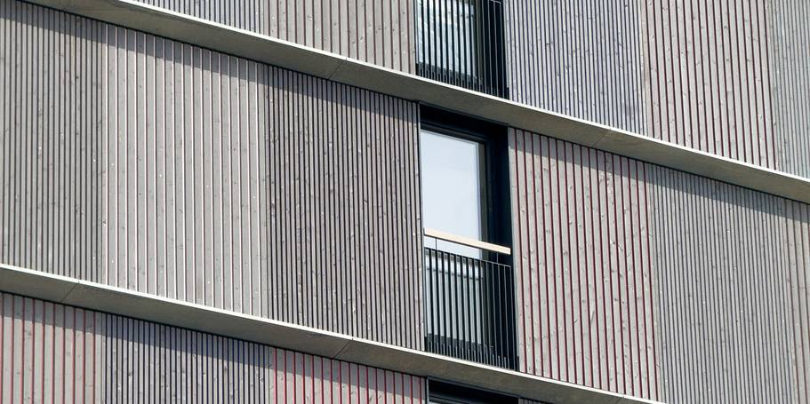 Holzfassade am östlichen der beiden Lehrgebäude © 2025 SBL-MV (Ministerium für Finanzen und Digitalisierung Mecklenburg-Vorpommern)