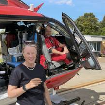 Mit Susanne Dahmen vom BIM-Team am  alten  Standort der Luftrettung. Mit der Methode BIM wird der Neubau in unmittelbarer Nähe errichtet. © 2025 SBL-MV (Ministerium für Finanzen und Digitalisierung Mecklenburg-Vorpommern)