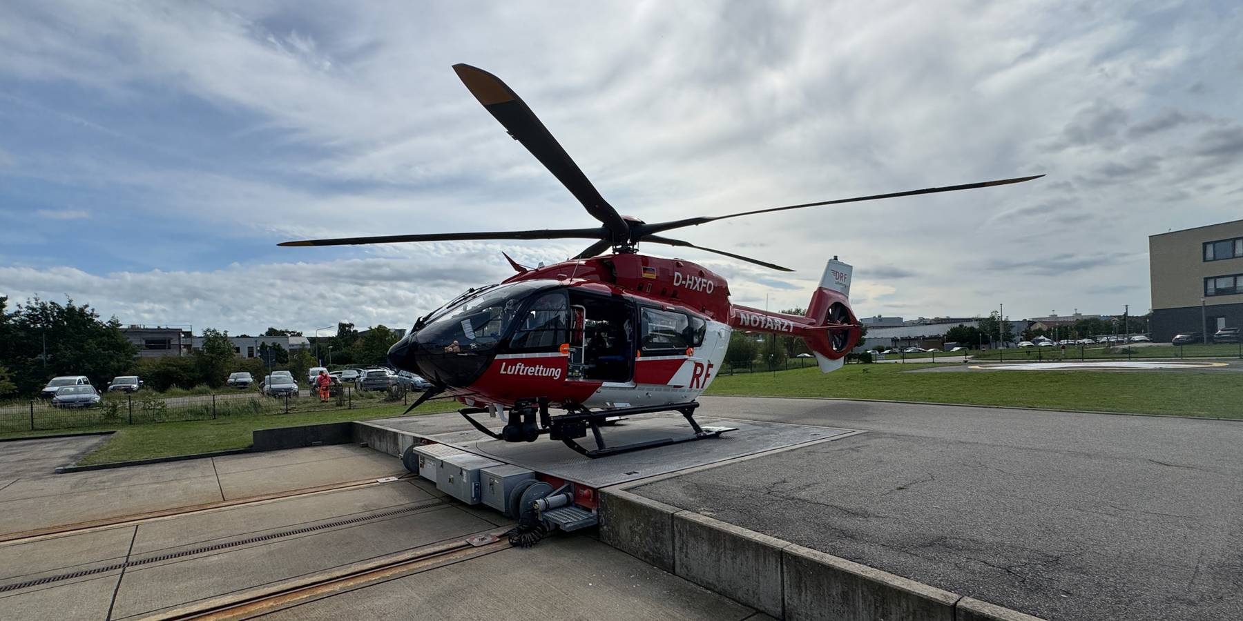 Christoph 47 auf seinem Parkdeck. © 2025 SBL-MV (Ministerium für Finanzen und Digitalisierung Mecklenburg-Vorpommern)