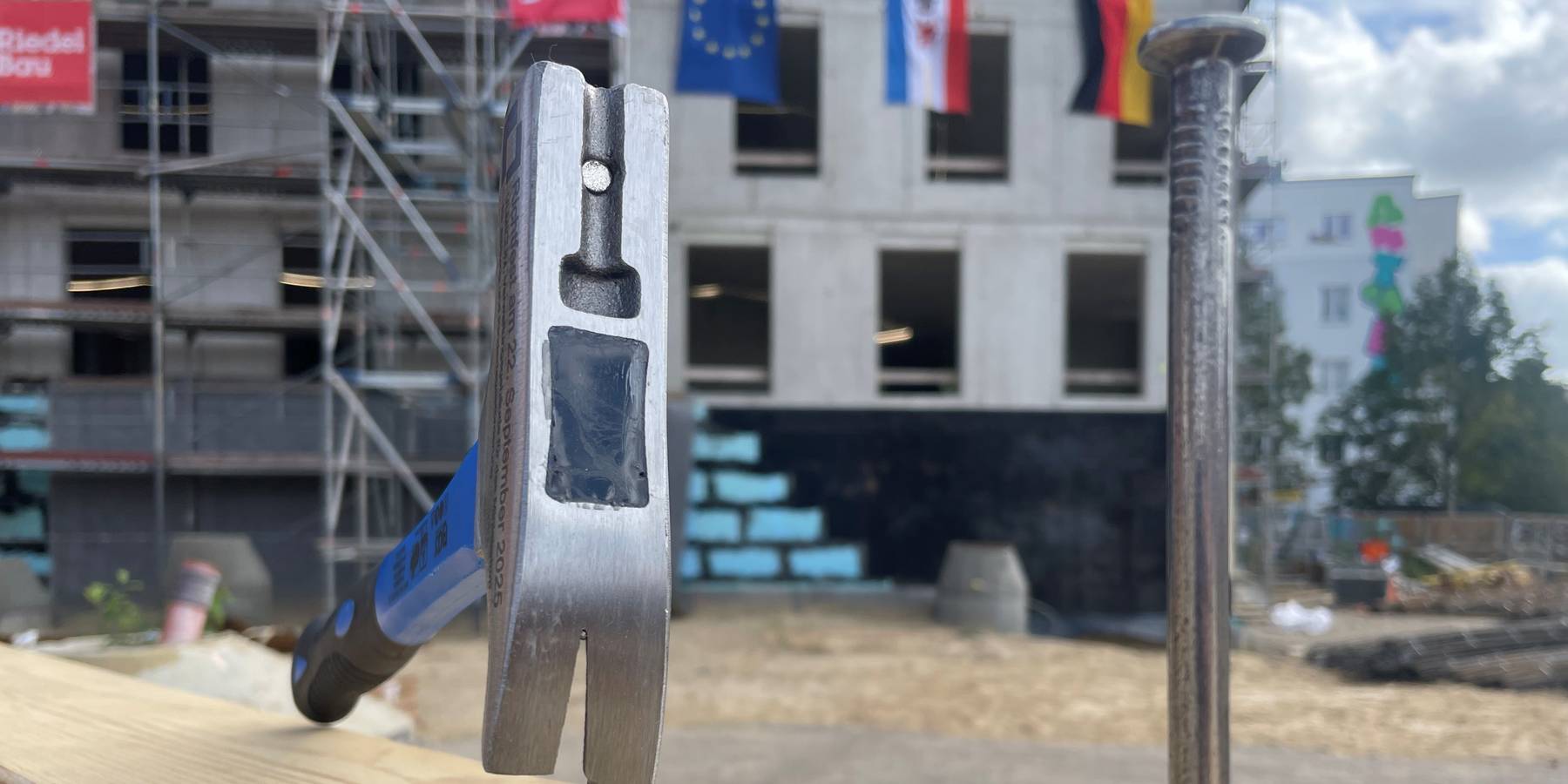 Gleich doppelt Grund zur Freude: Richtfest und Grundsteinlegung an einem Tag. © 2025 SBL Rostock