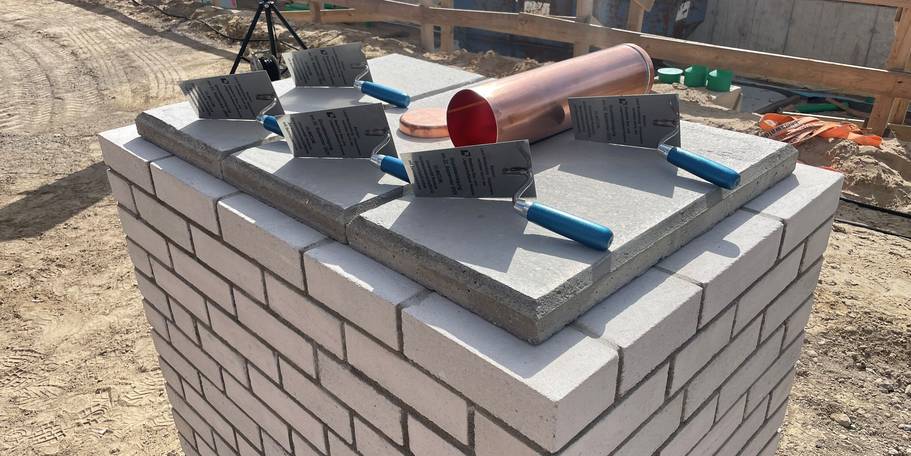 Gleich doppelt Grund zur Freude: Richtfest und Grundsteinlegung an einem Tag. © 2025 SBL Rostock