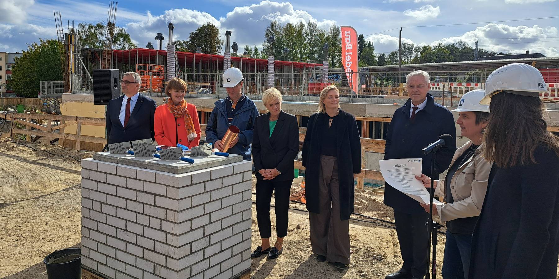 Den Grundstein legen v.l.n.r. der Prorektor für Studium und Lehre der Universität Rostock Herr Prof. Dr. Karsten Wolf, die Wissenschaftsstaatssekretärin Frau Susanne Bowen, der Projektleiter im SBL Rostock Herr Andreas Boye, die Bildungsministerin Frau Si © 2025 SBL Rostock
