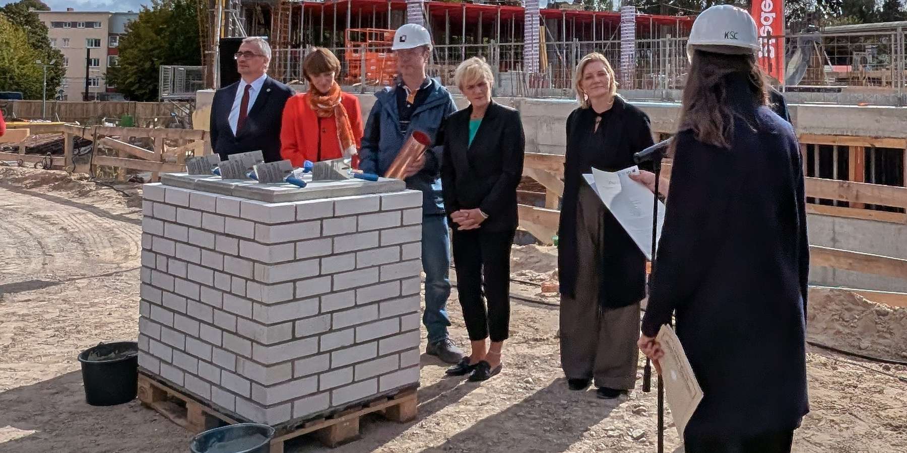 Verlesen der Grundsteinlegungsurkunde. © 2025 SBL Rostock