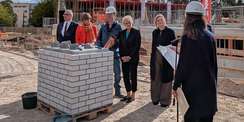 Verlesen der Grundsteinlegungsurkunde. © 2025 SBL Rostock