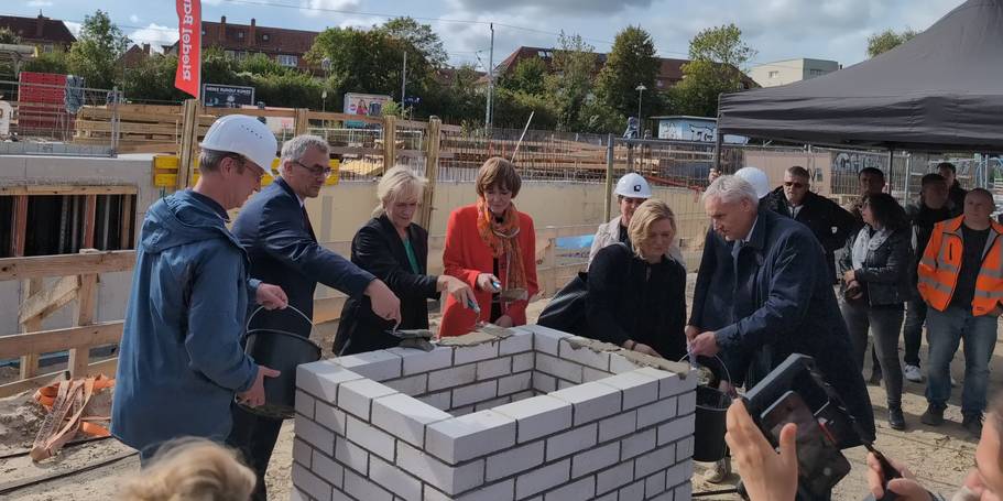 Vermauern der Zeitkapsel. © 2025 SBL Rostock