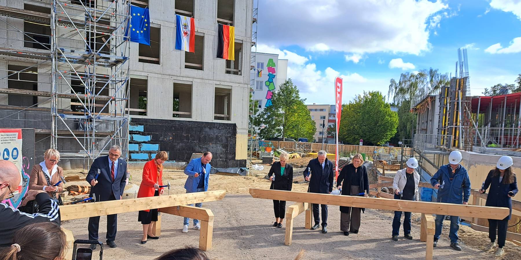 Symbolisch werden die letzten Nägel eingeschlagen: v.l.n.r. die stellvertretende Bürgerschaftspräsidentin Frau Jutta Reinders, der Prorektor für Studium und Lehre der Universität Rostock Herr Prof. Dr. Karsten Wolf, die Wissenschaftsstaatssekretärin Frau  © 2025 SBL Rostock