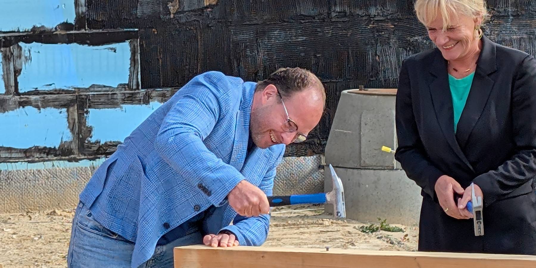 Sozialsenator Steffen Bockhahn trifft den Nagel auf den Kopf. © 2025 SBL Rostock