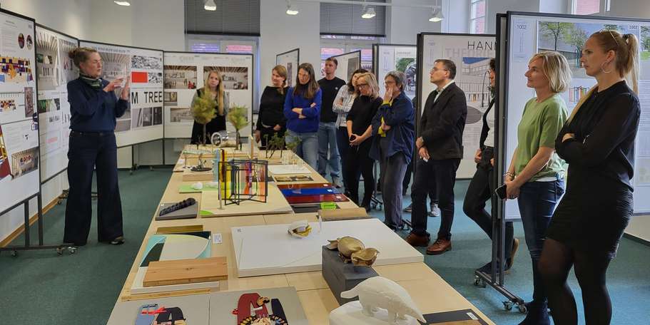 Wettbewerbsmanagerin Frau Strube führt Interessierte Besucher es SBL Rostock durch die Ausstellung – noch bis zum 09.10. kann diese besucht werden © 2025 SBL Rostock Cathleen Gehrke