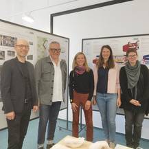 Wettbewerbsausstellung – Ingo Vetter  7 Hände gleichen Werts  und Ellen Möckel  Zonenwechsel  stellten ihre Entwürfe Interessierten Besuchern vor
(Herr Herold, Herr Vetter, Frau Möckel, Frau Botezatu, Frau Müllner v.l.n.r.) © 2025 SBL Rostock Yvonne Schulz