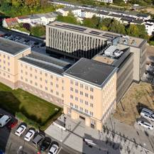 Das Behördenzentrum mit dem Bestandsgebäude Haus 1-3 und den beiden Neubauten Haus 5 (oben im Bild) und Haus 4 (rechts oben). © 2025 Christian Hoffmann (SBL M-V / Finanzministerium MV)