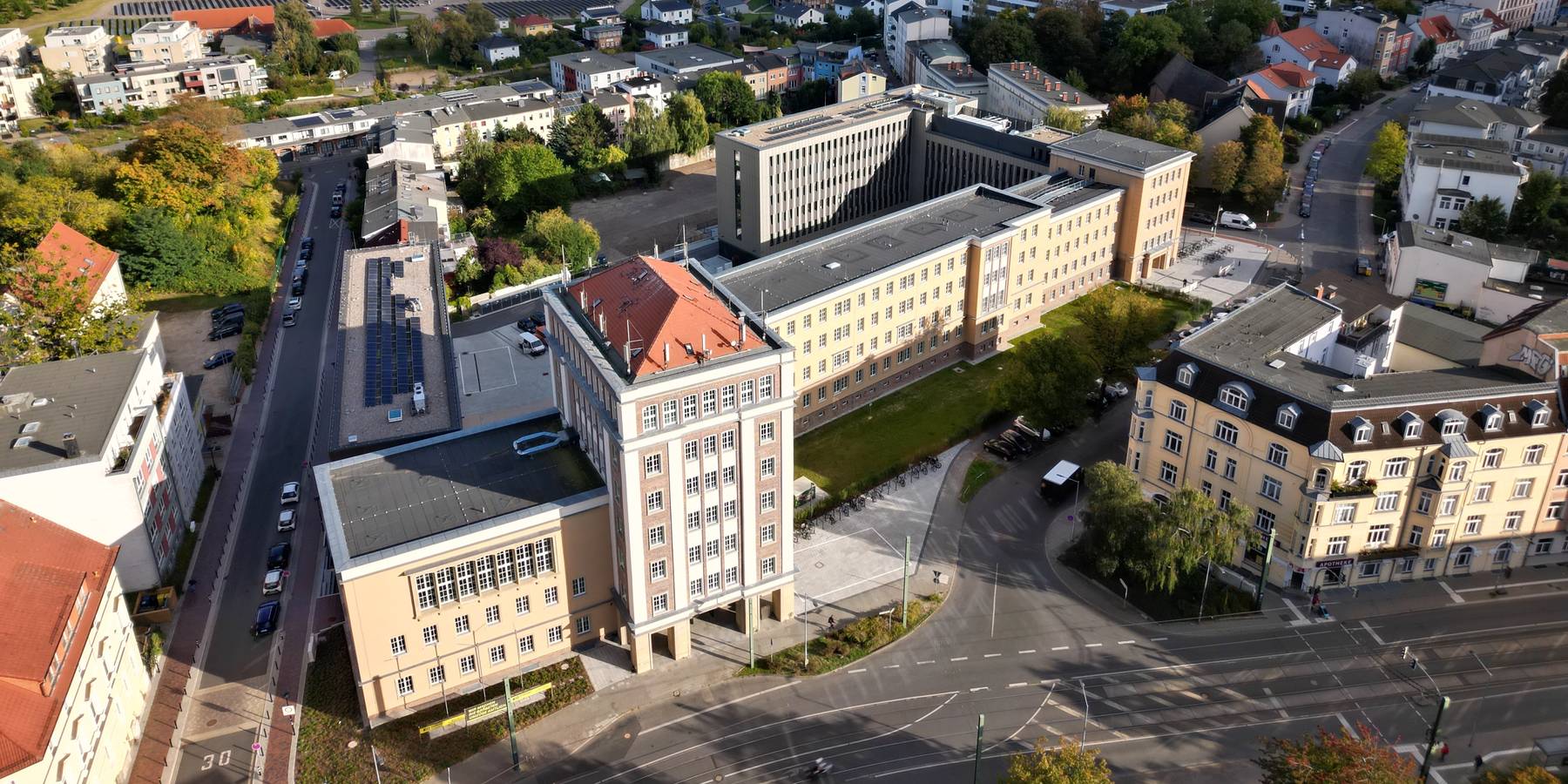 Blick auf das Behördenzentrum Rostock, vorn an der Blücherstraße das Bestandsgebäude mit den Häusern 1-3 © 2025 Christian Hoffmann (SBL M-V / Finanzministerium MV)