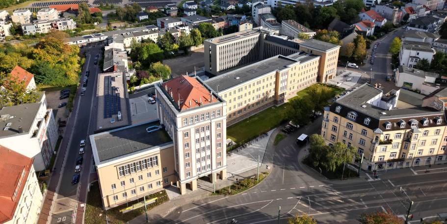 Blick auf das Behördenzentrum Rostock, vorn an der Blücherstraße das Bestandsgebäude mit den Häusern 1-3 © 2025 Christian Hoffmann (SBL M-V / Finanzministerium MV)