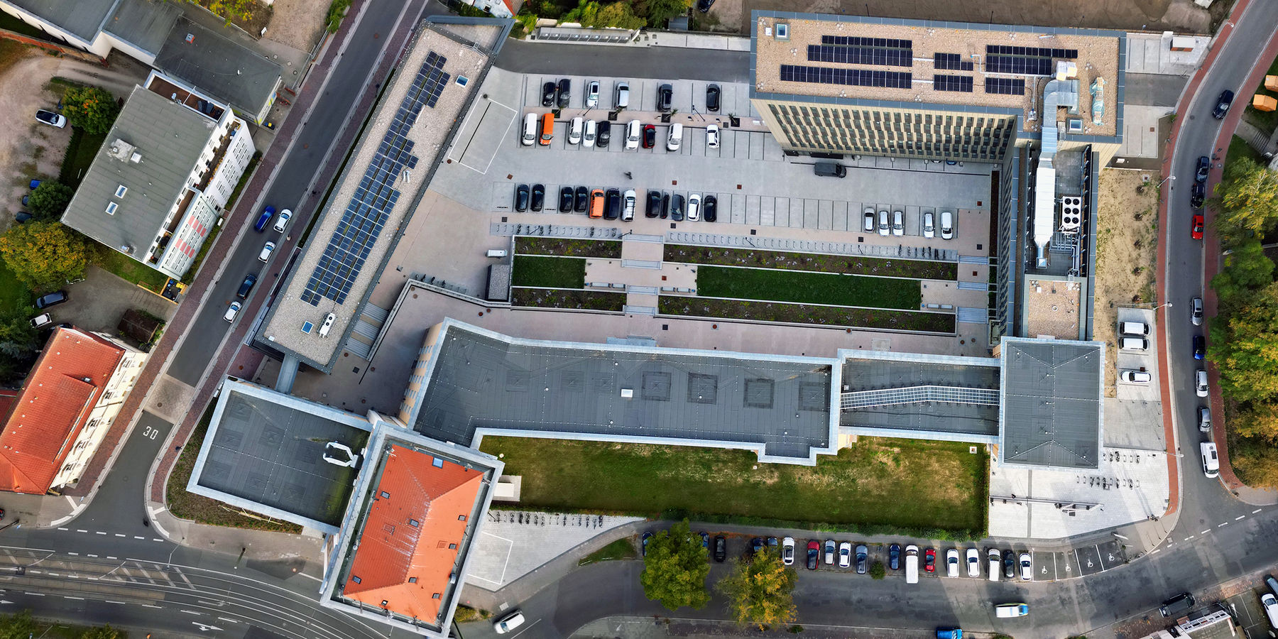 Über den Dächern des Behördenzentrums Rostock, die Neubauten mit Photovoltaikanlagen. © 2025 Christian Hoffmann (SBL M-V / Finanzministerium MV)