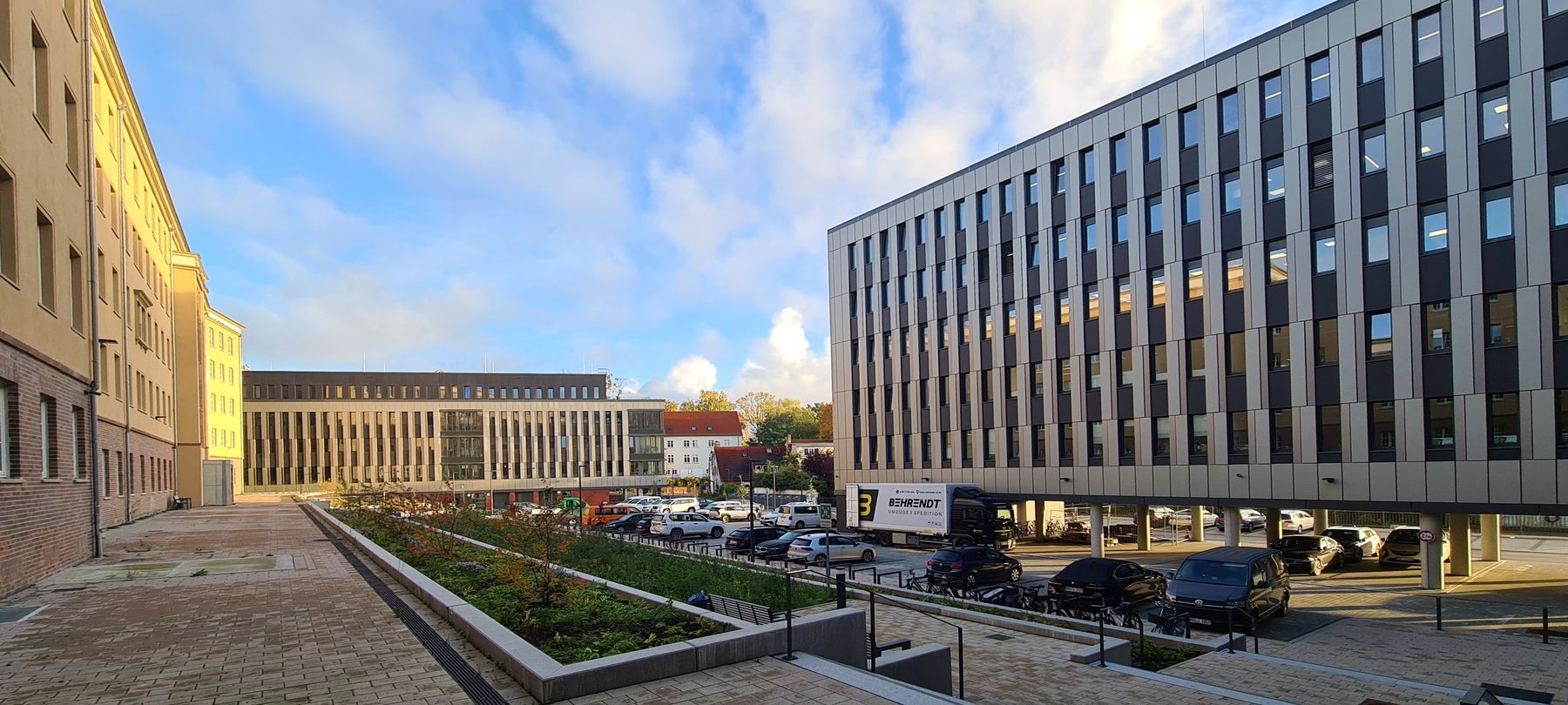 Blick in den Innenhof (links das Bestandsgebäude Haus 3 bis 1, mittig Haus 5 und rechts ein Flügel des Haus 4 © 2025 SBL Neubrandenburg