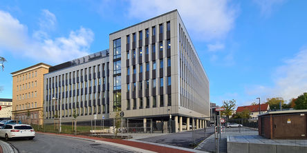 Links Haus 3 des Bestandsgebäudes, rechts Haus 4 in der Ferdinandstraße © 2025 SBL Neubrandenburg