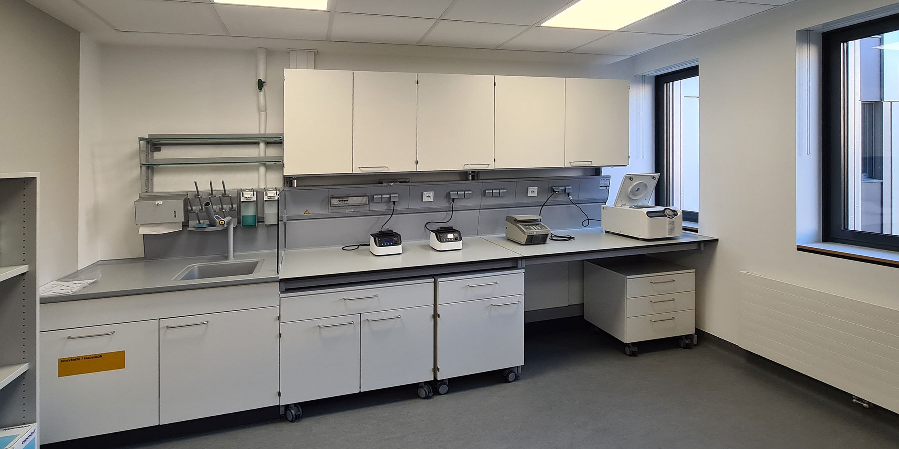 Blick in ein Labor des LAGuS im Haus 4 © 2025 SBL Neubrandenburg