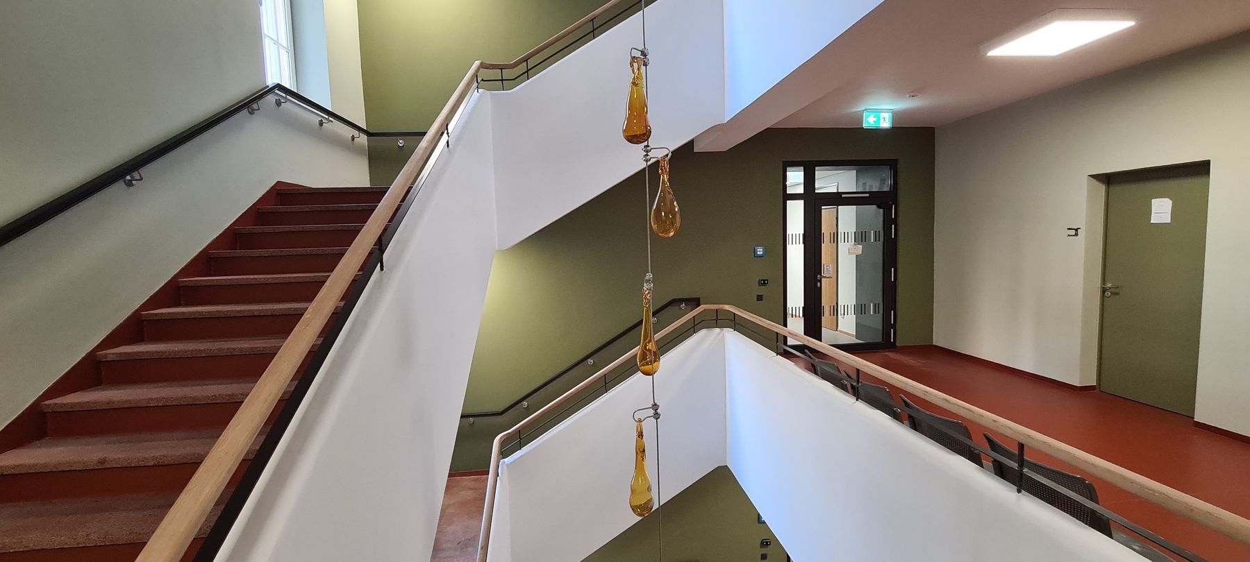 Kunst am Bau: AMBER von Marike Schreiber im Treppenhaus Haus 1 © 2025 SBL Neubrandenburg