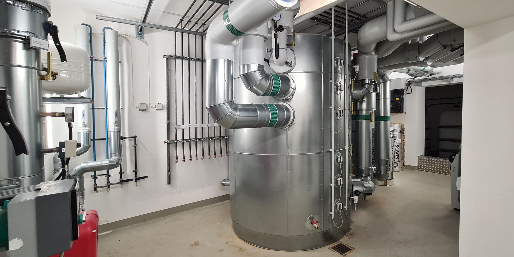 Der Pufferspeicher speichert die von der Wärmepumpe erzeugte Wärme. © 2025 SBL Neubrandenburg