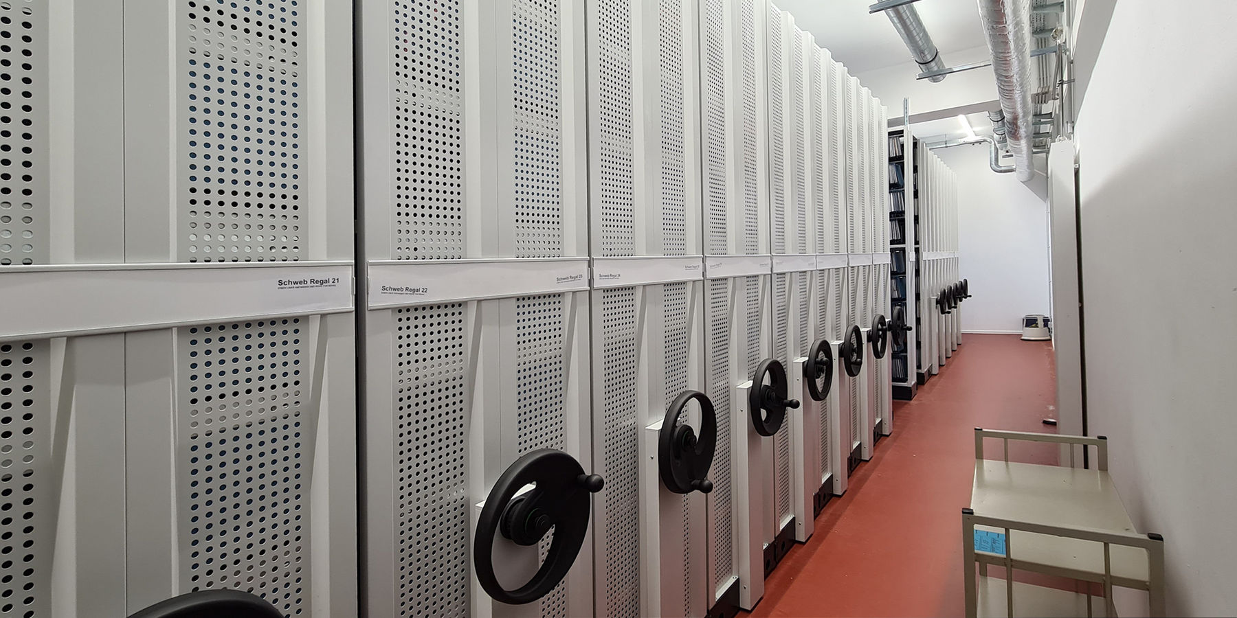 Platzsparende Lagerung der Akten in einer Rollregalanlage mit Kurbelantrieb. © 2025 SBL Neubrandenburg