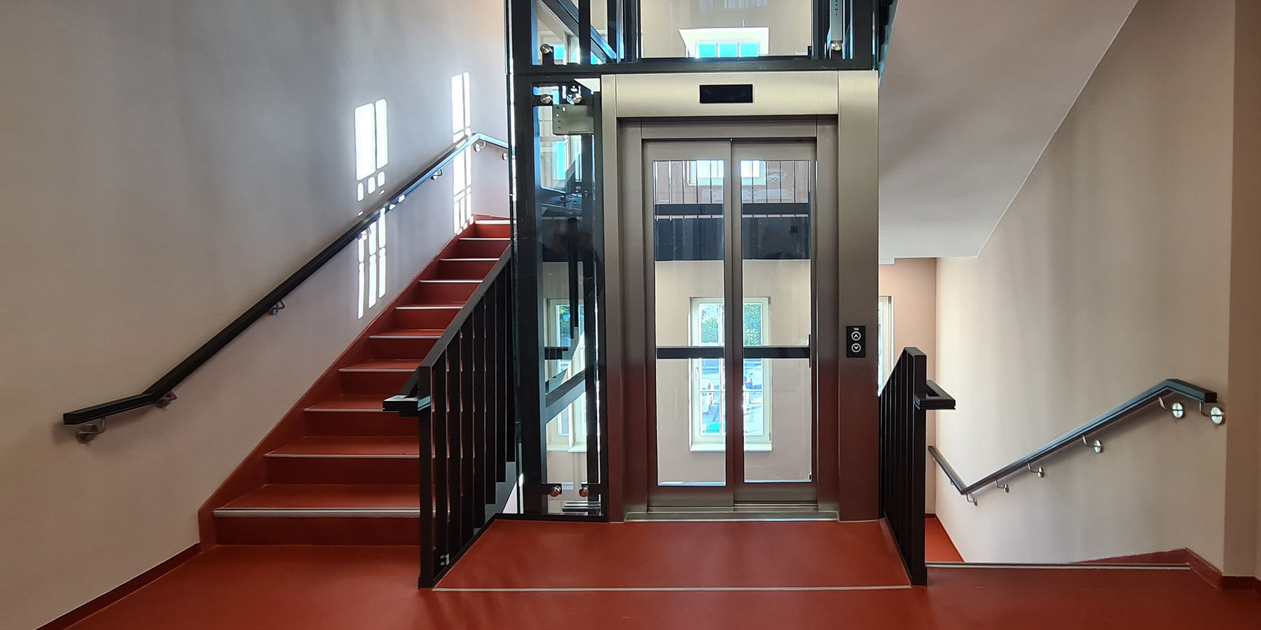 Das Treppenhaus im Haus 2 mit dem Aufzug. © 2025 SBL Neubrandenburg