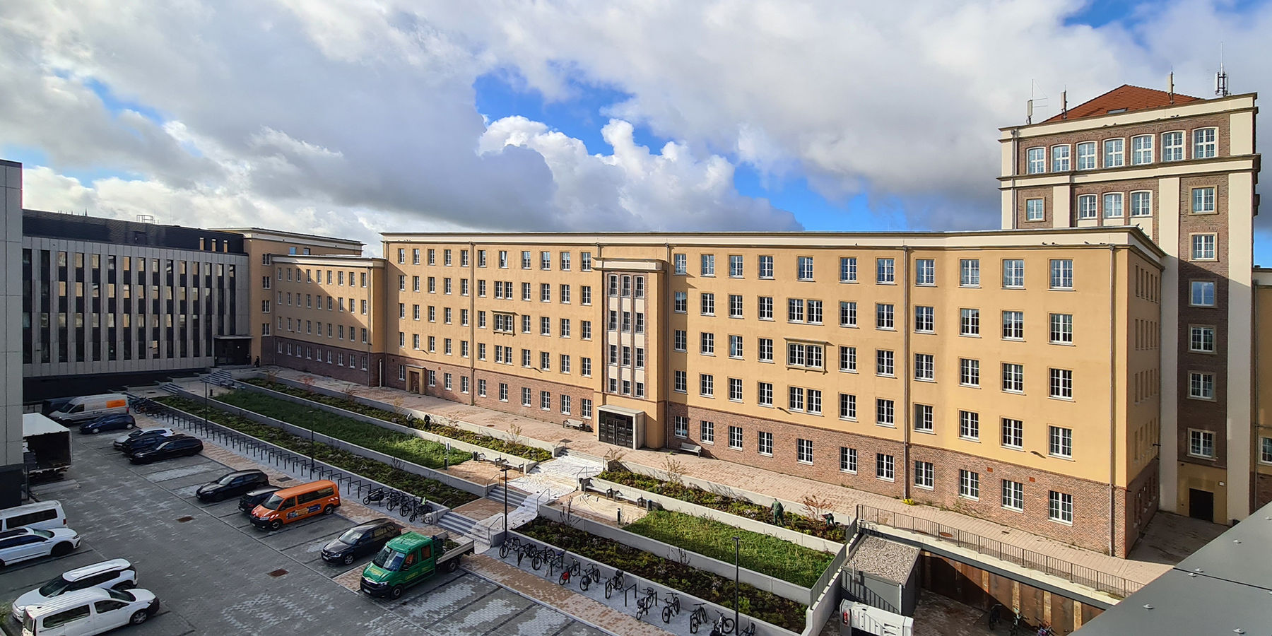 Blick von der Terrasse des Hauses 5 auf den terrassenförmig angelegten Innenhof (Von links nach rechts Haus 4, Haus 3, Haus 2 und Haus 1 des Bestandsgebäudes). © 2025 SBL Neubrandenburg