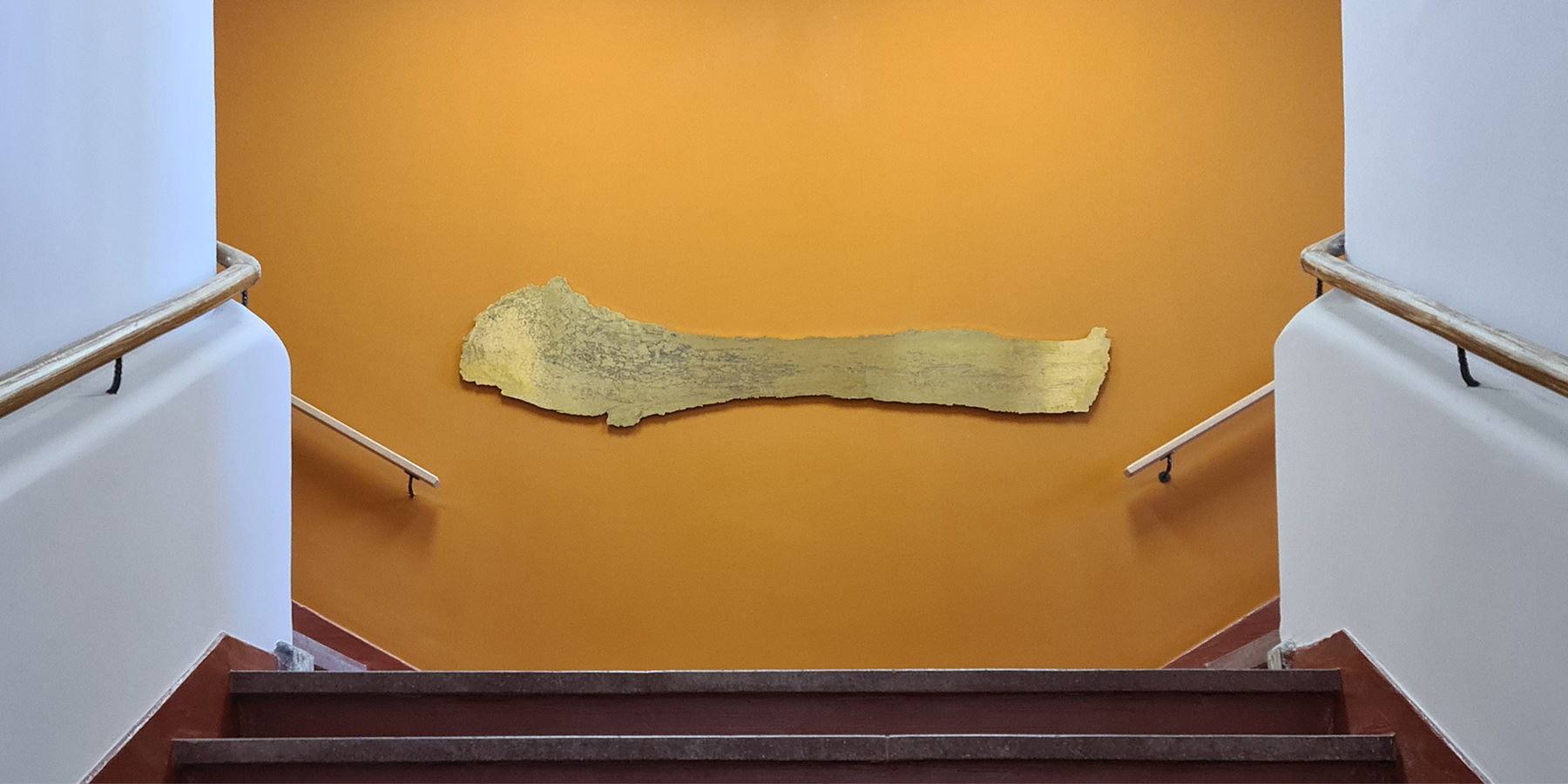 Kunst am Bau im Foyer Haus 1: eine grafische Messingskulptur mit dem Namen HABITUS der Künstlerin Marike Schreiber © 2025 SBL Neubrandenburg