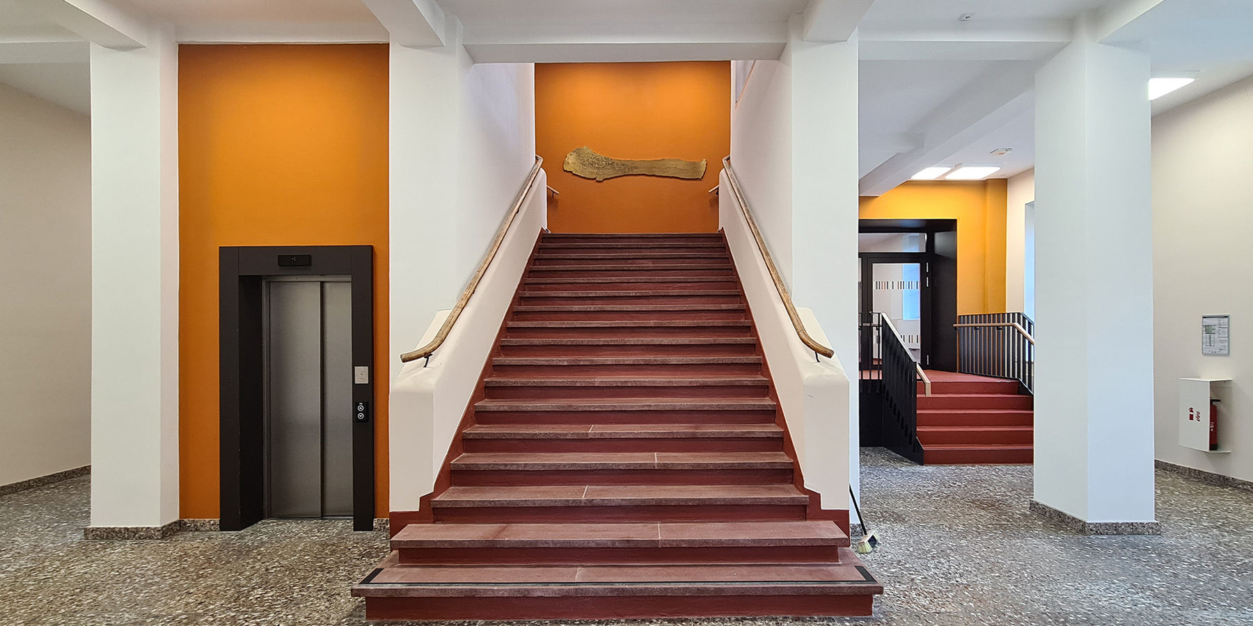 Im Foyer des Haus 1mit Blick auf das Kunstobjekt HABITUS der Künstlerin Marike Schreiber © 2025 SBL Neubrandenburg