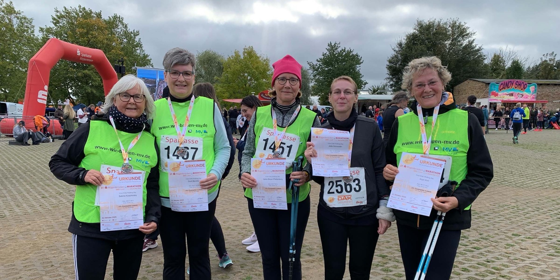 Die Walkerinnen des SBL-Teams komplett im Ziel, v.l.n.r.: Sabine Koschinsky, Dorit Bendler, Heike Bauer-Plettenberg, Jette Schneider, Birgit Hoth © 2025 A. Bauer